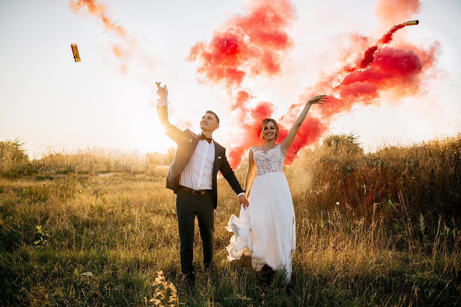 Молодожены в окружении красного дыма
