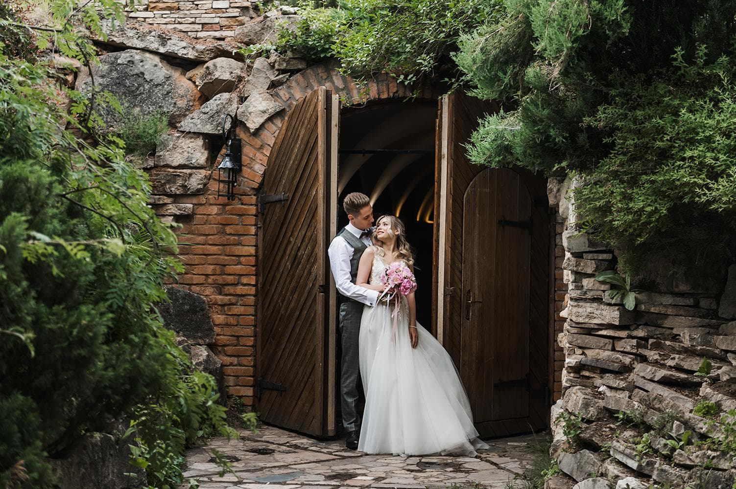 Молодожены перед винным залом