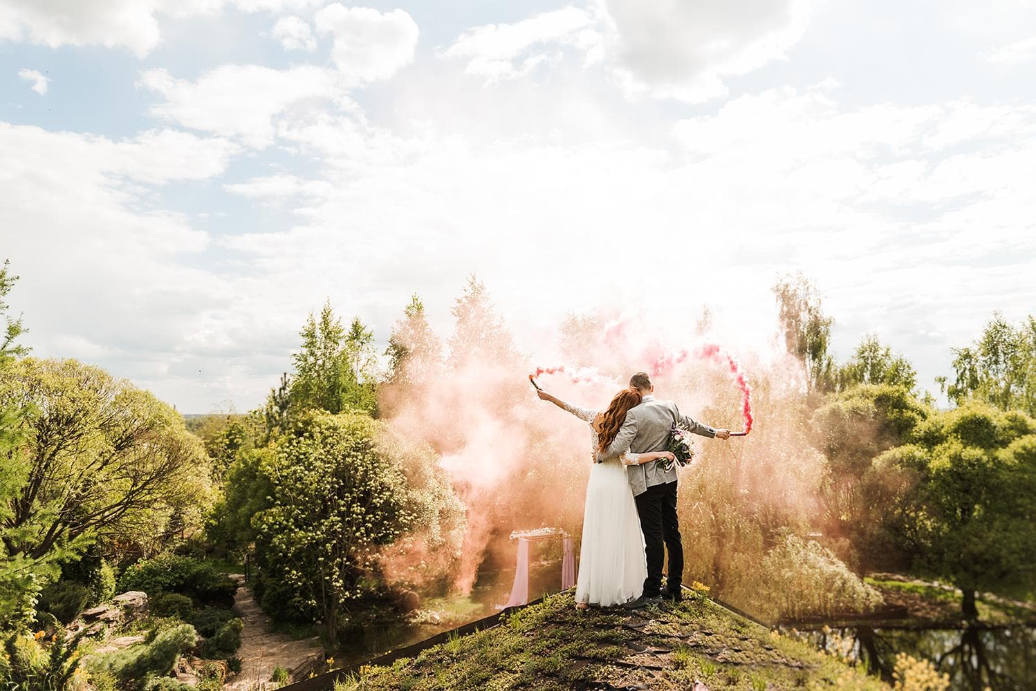 Молодожены на крыше с дымом