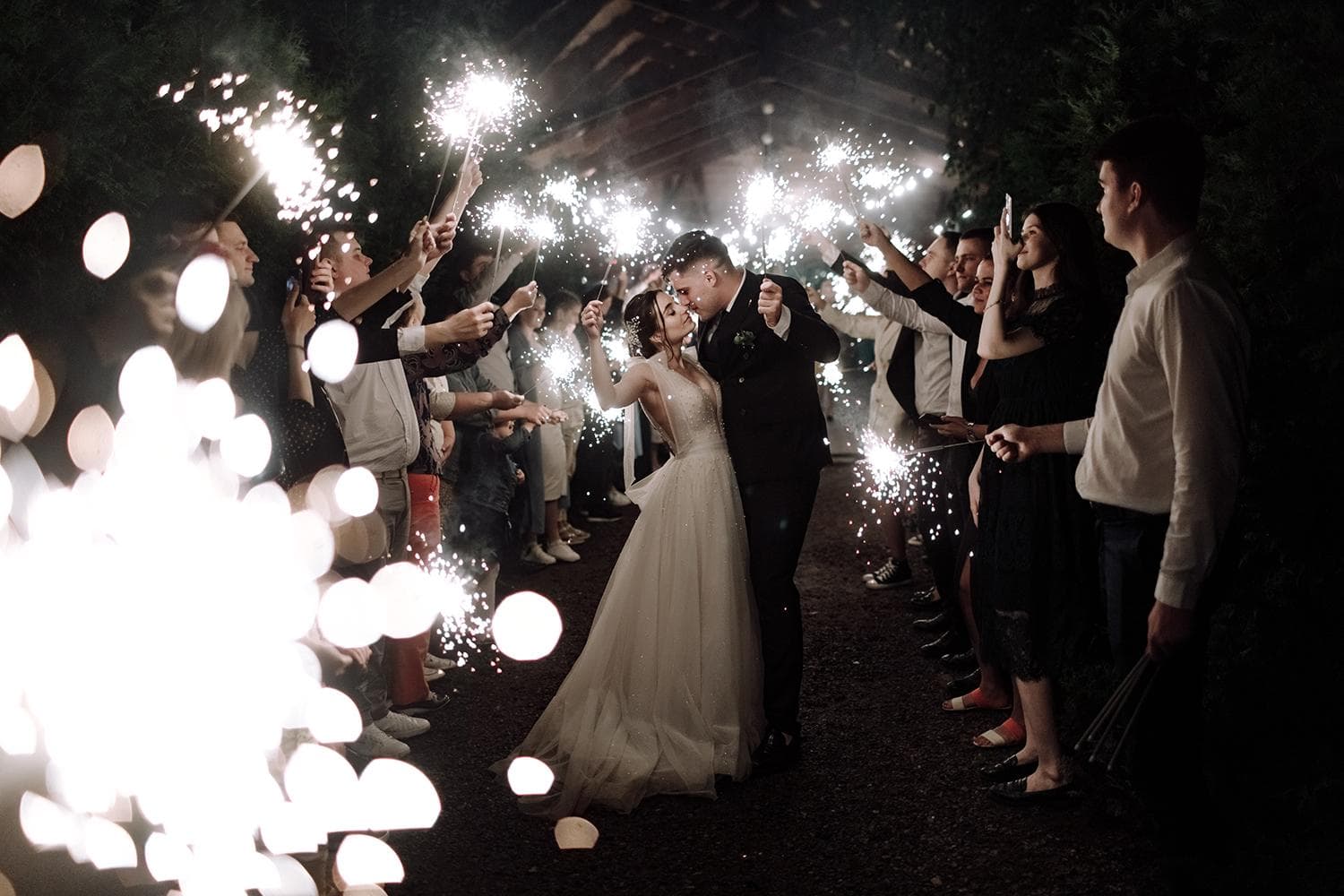 Молодожены с бенгальскими огнями ночью