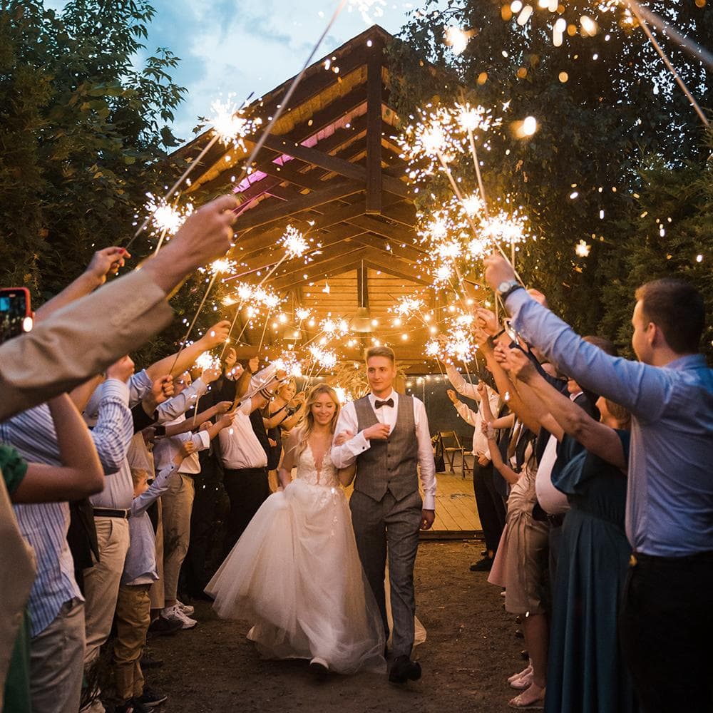 Молодожены с бенгальскими огнями