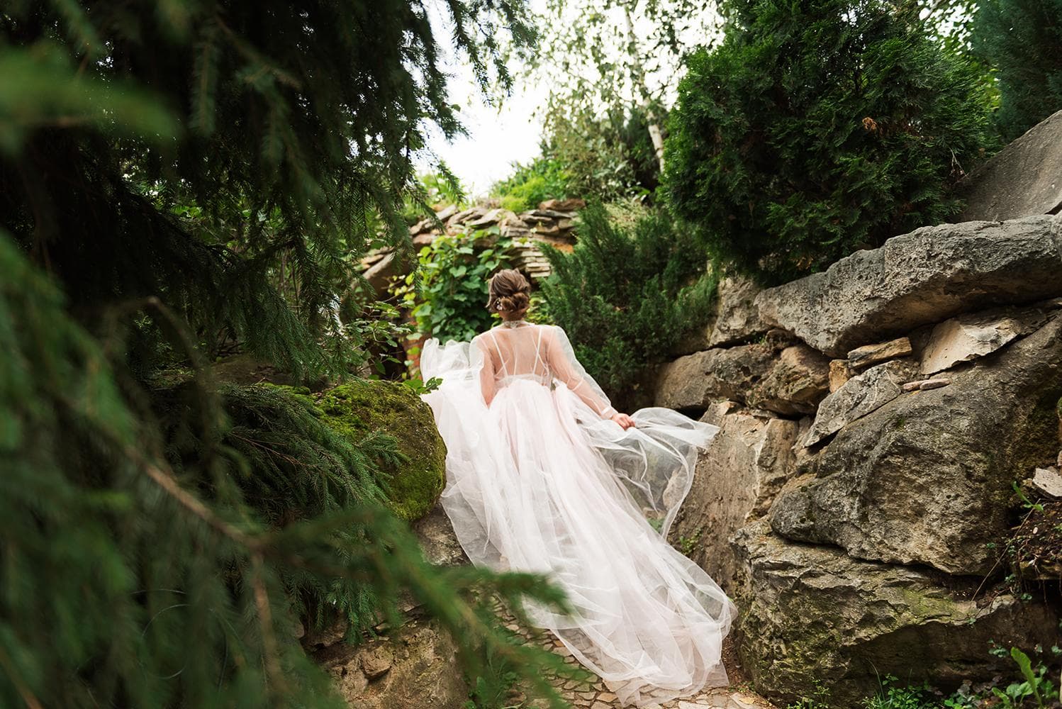 Девушка рядом с камнями