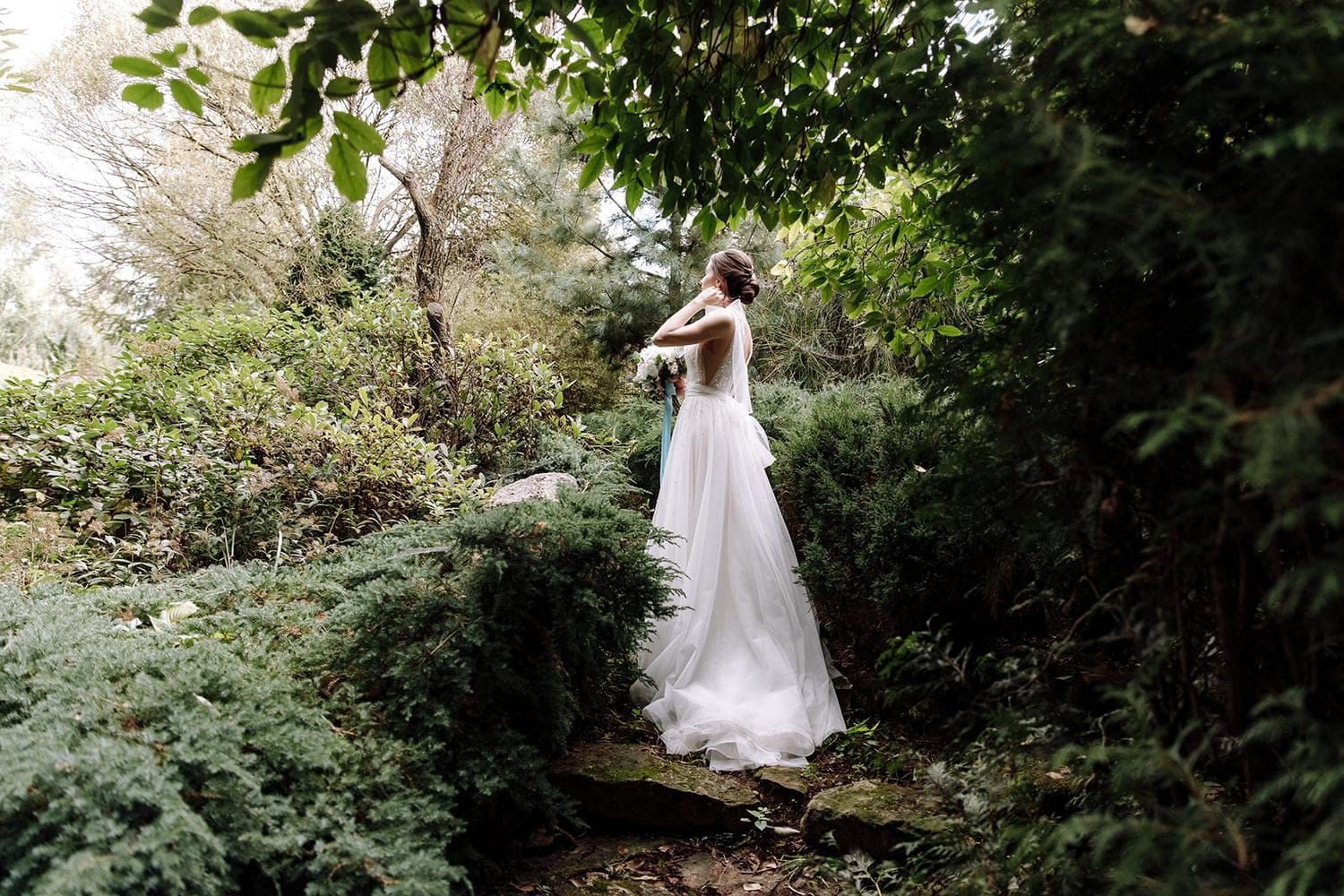 Девушка в окружении деревьев