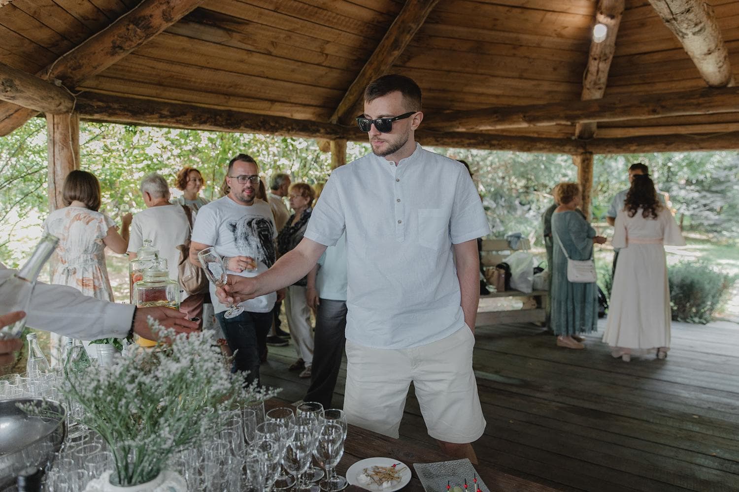 Мужчина держит стакан