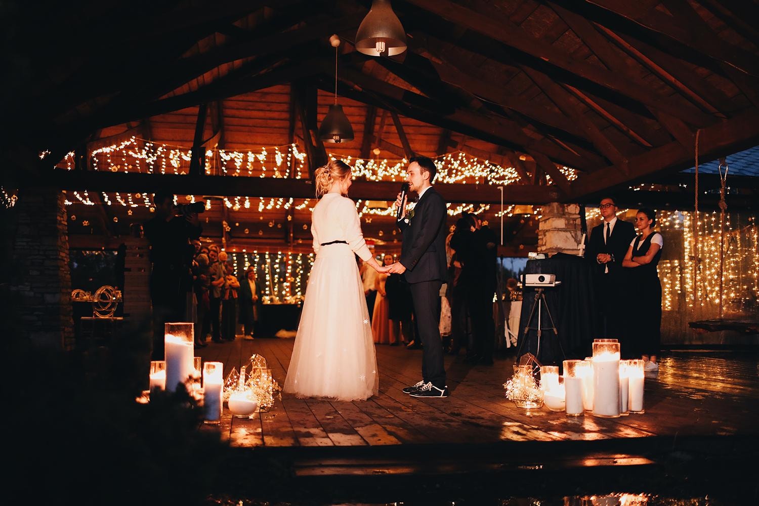 Молодожены в окружении свечей