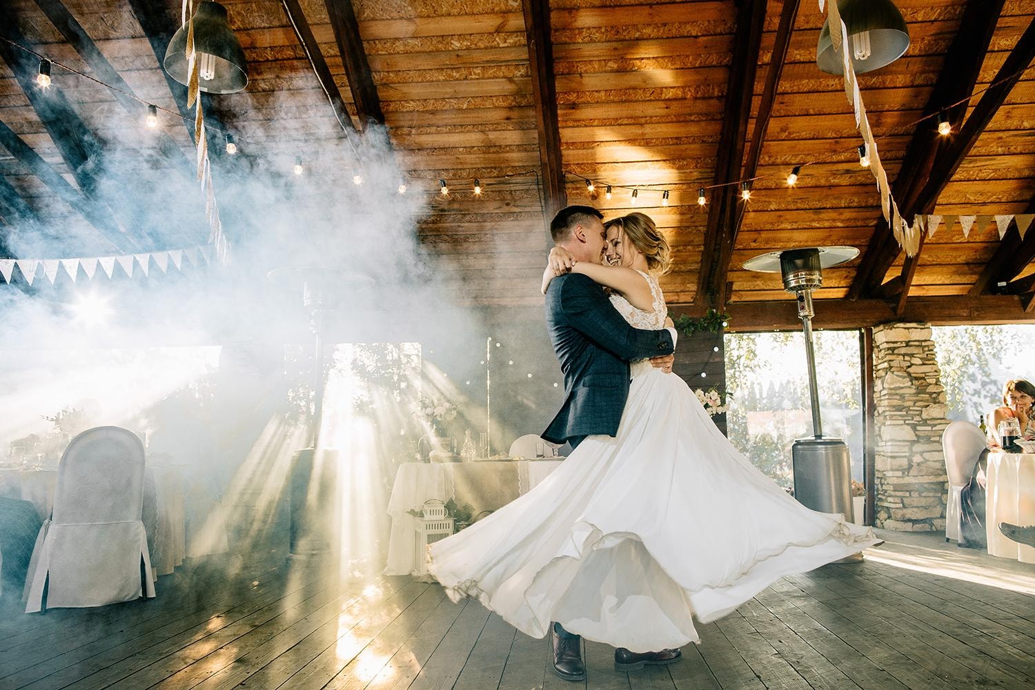 Молодожены танцуют на террасе