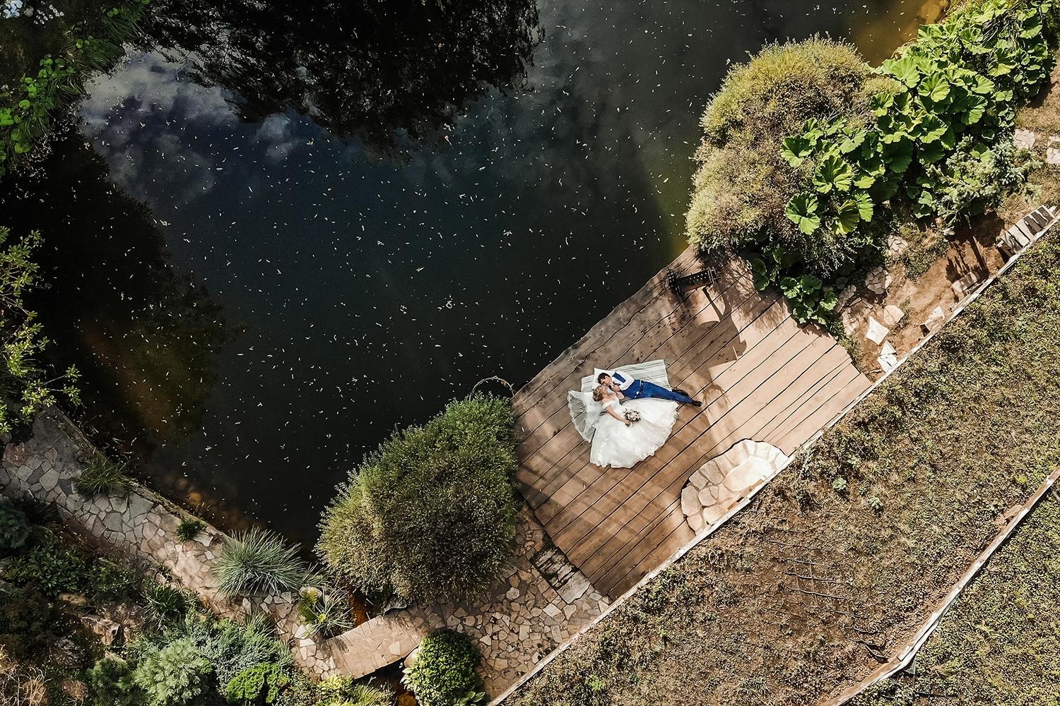 Молодожены лежат на причале