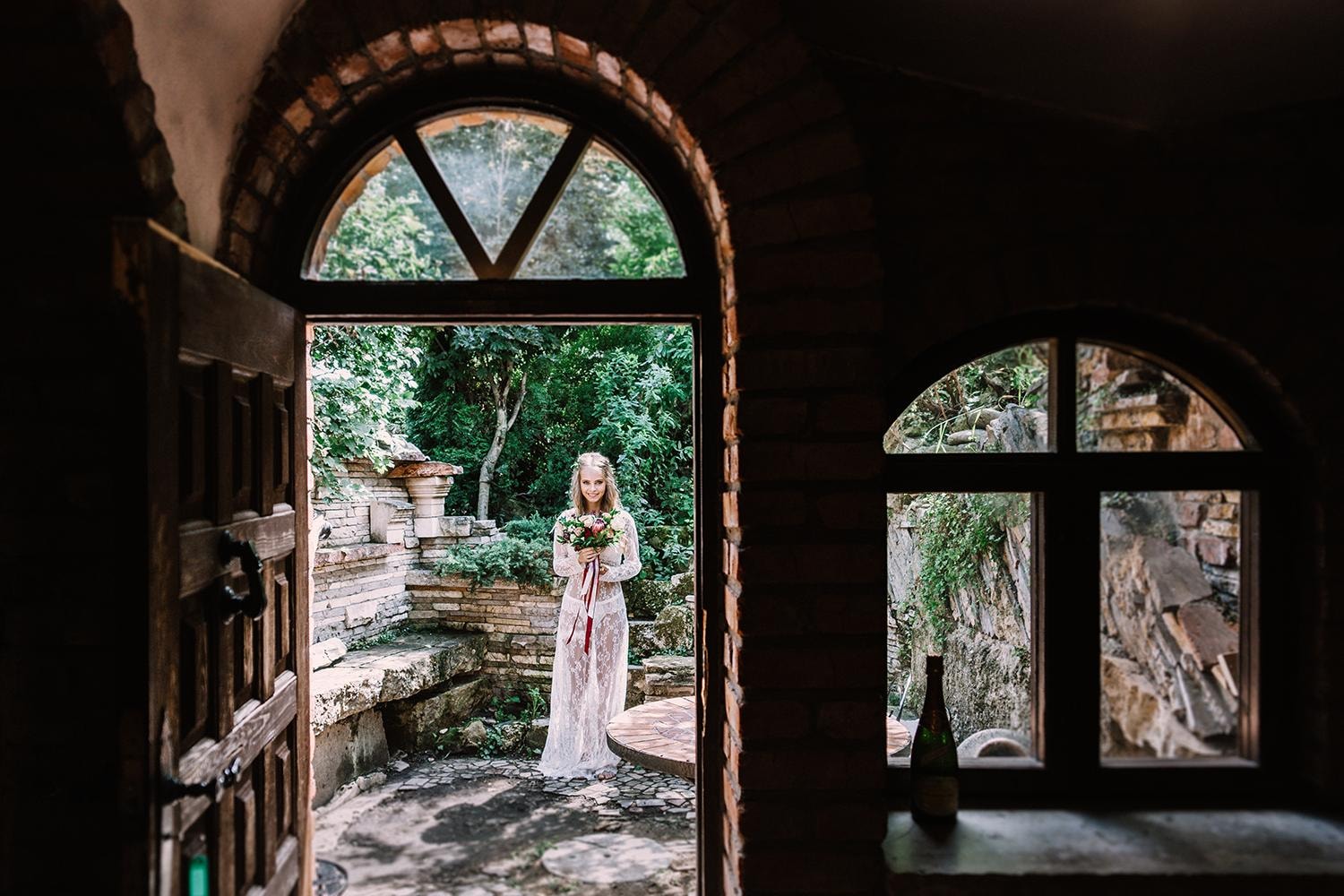 Невеста с цветами в португальском дворике