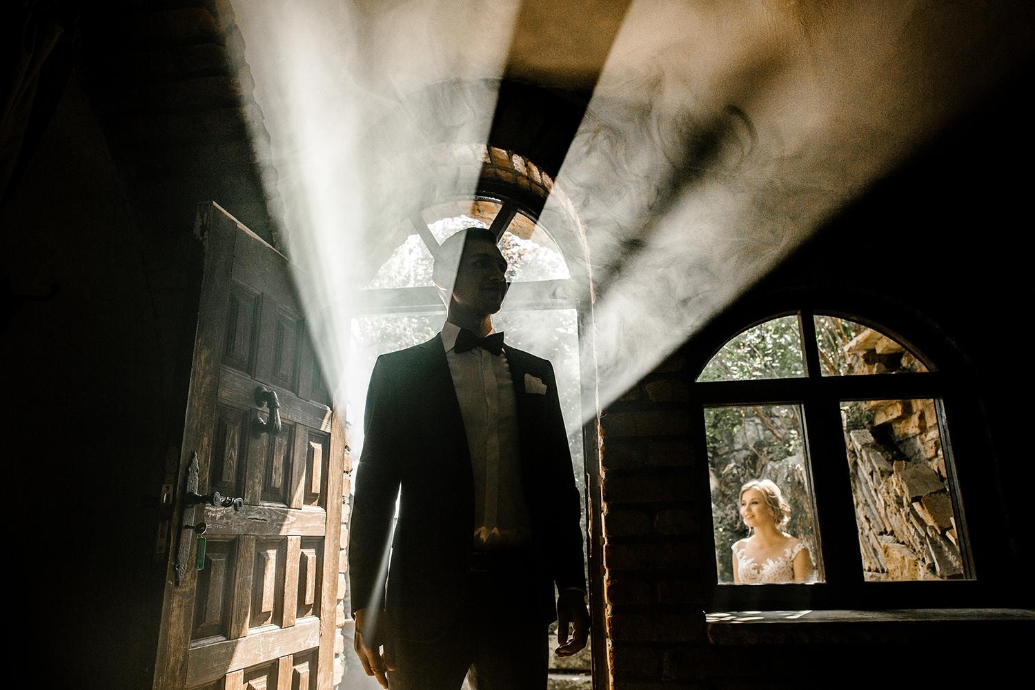 Жених в лучах солнца