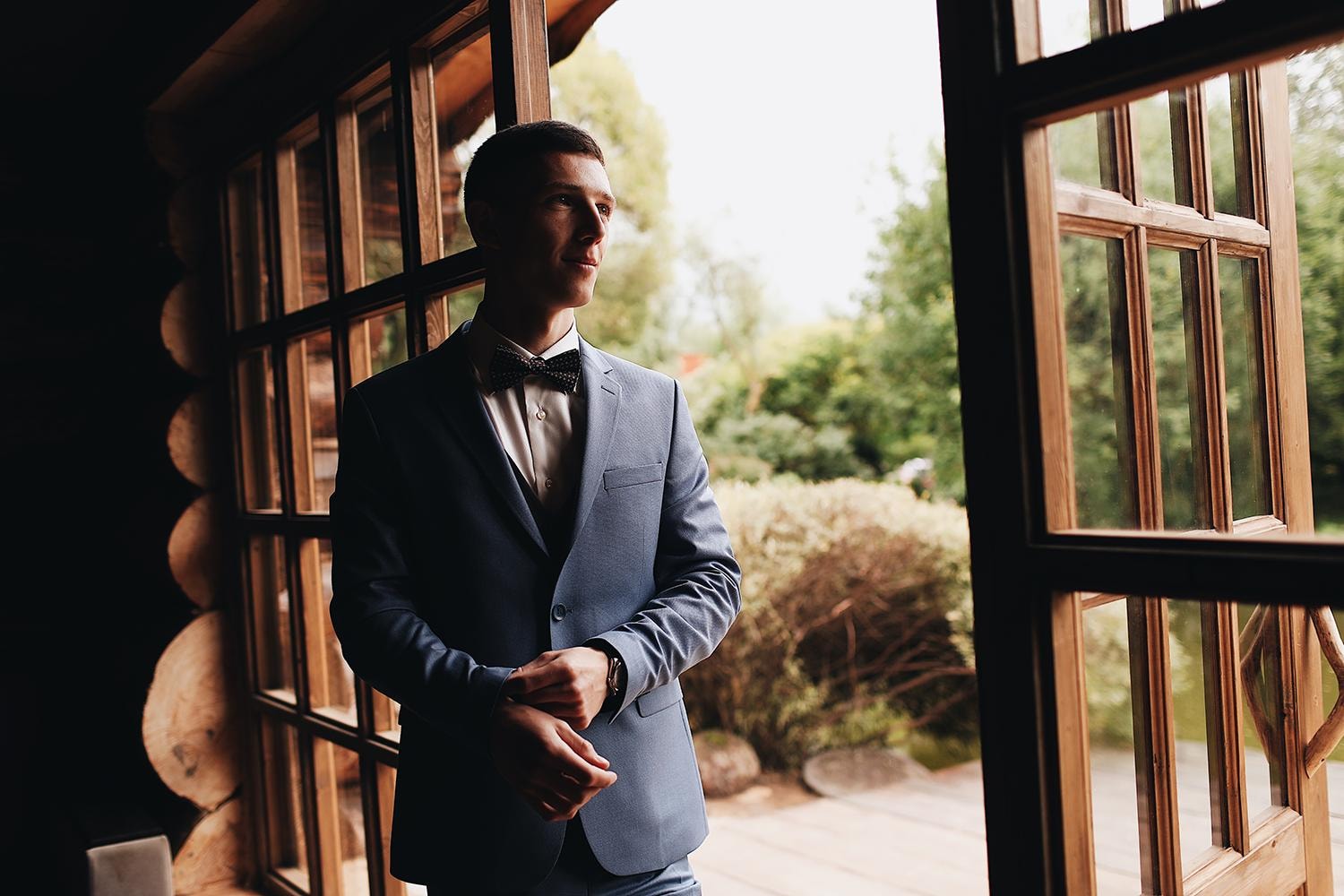 Жених перед окном