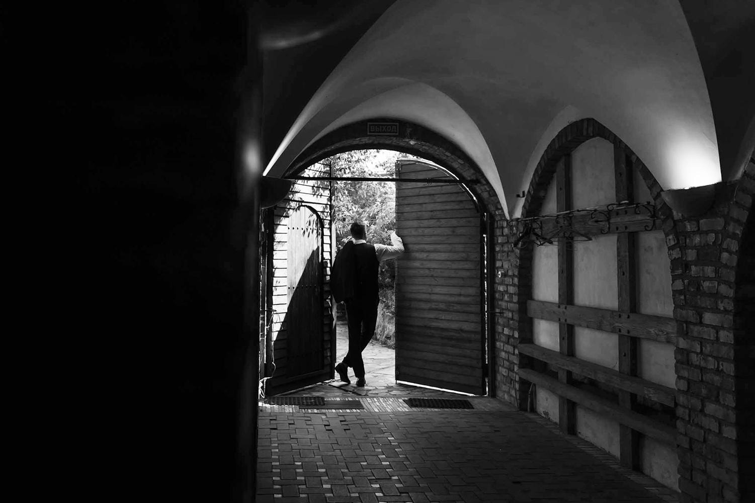 Мужчина в винном зале